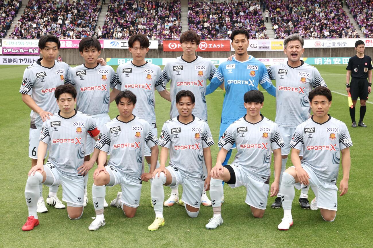 明治安田J2・J3百年構想リーグ　藤枝対福島　試合前、集合写真で声を出す福島カズ（後列右端）（撮影・宮地輝）