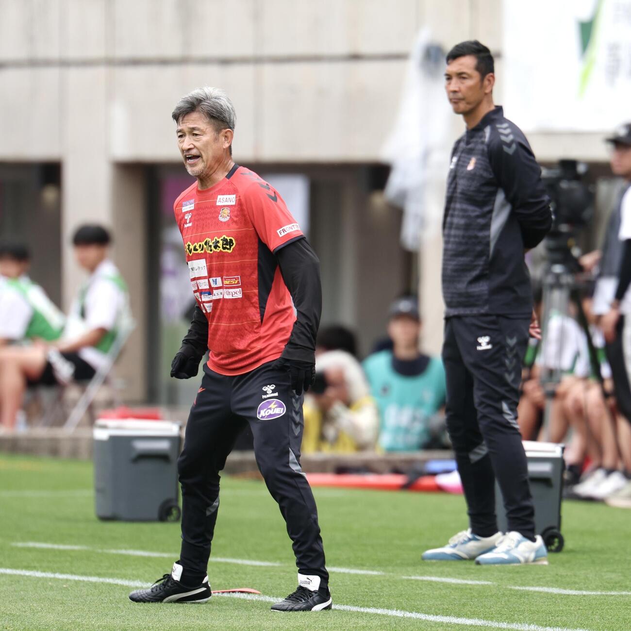 明治安田J2・J3百年構想リーグ　藤枝対福島　福島寺田周平監督（右）が見つめる前で試合前練習に臨むカズ（撮影・宮地輝）