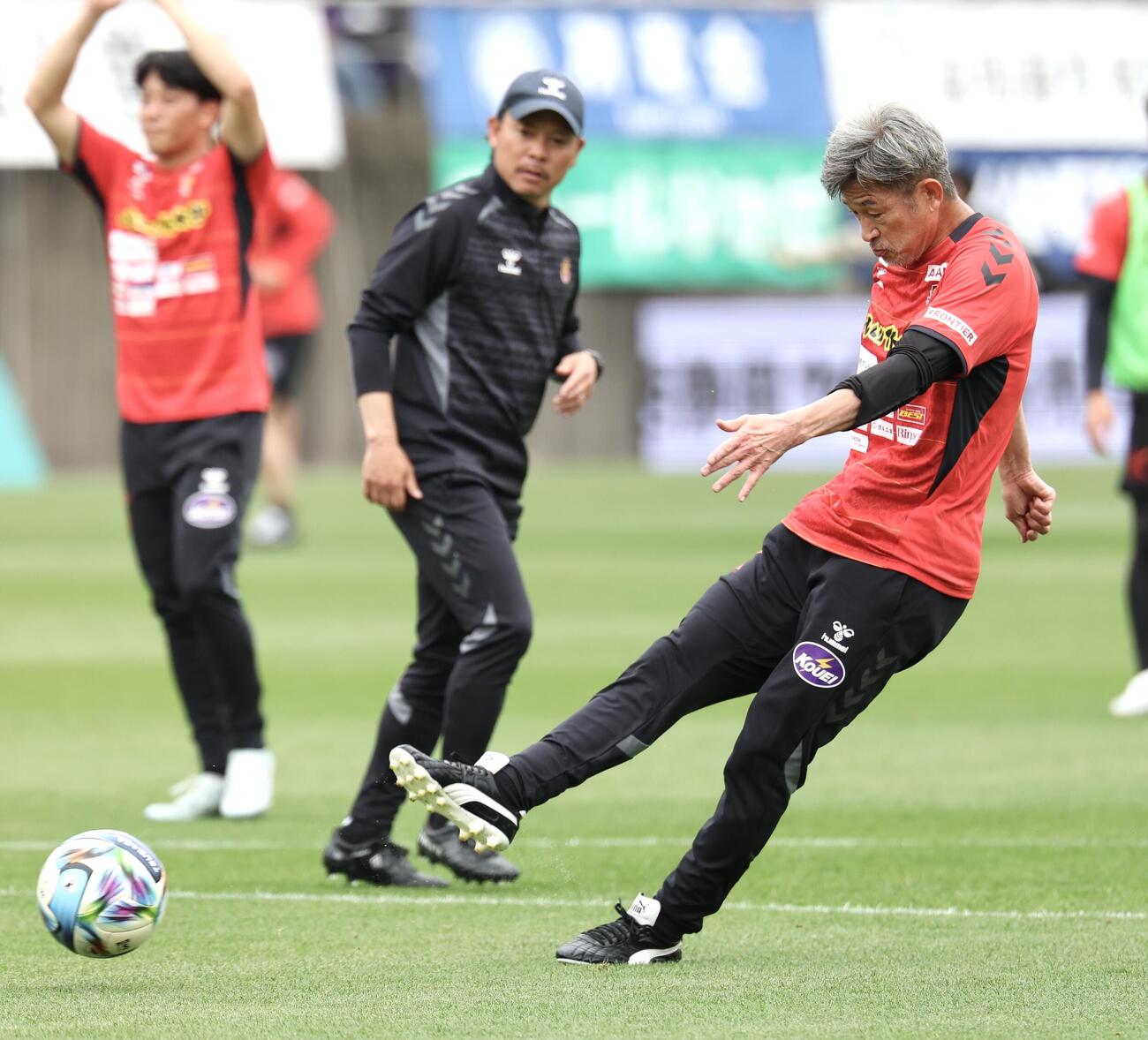 明治安田J2・J3百年構想リーグ　藤枝対福島　試合前、シュート練習する福島カズ（撮影・宮地輝）