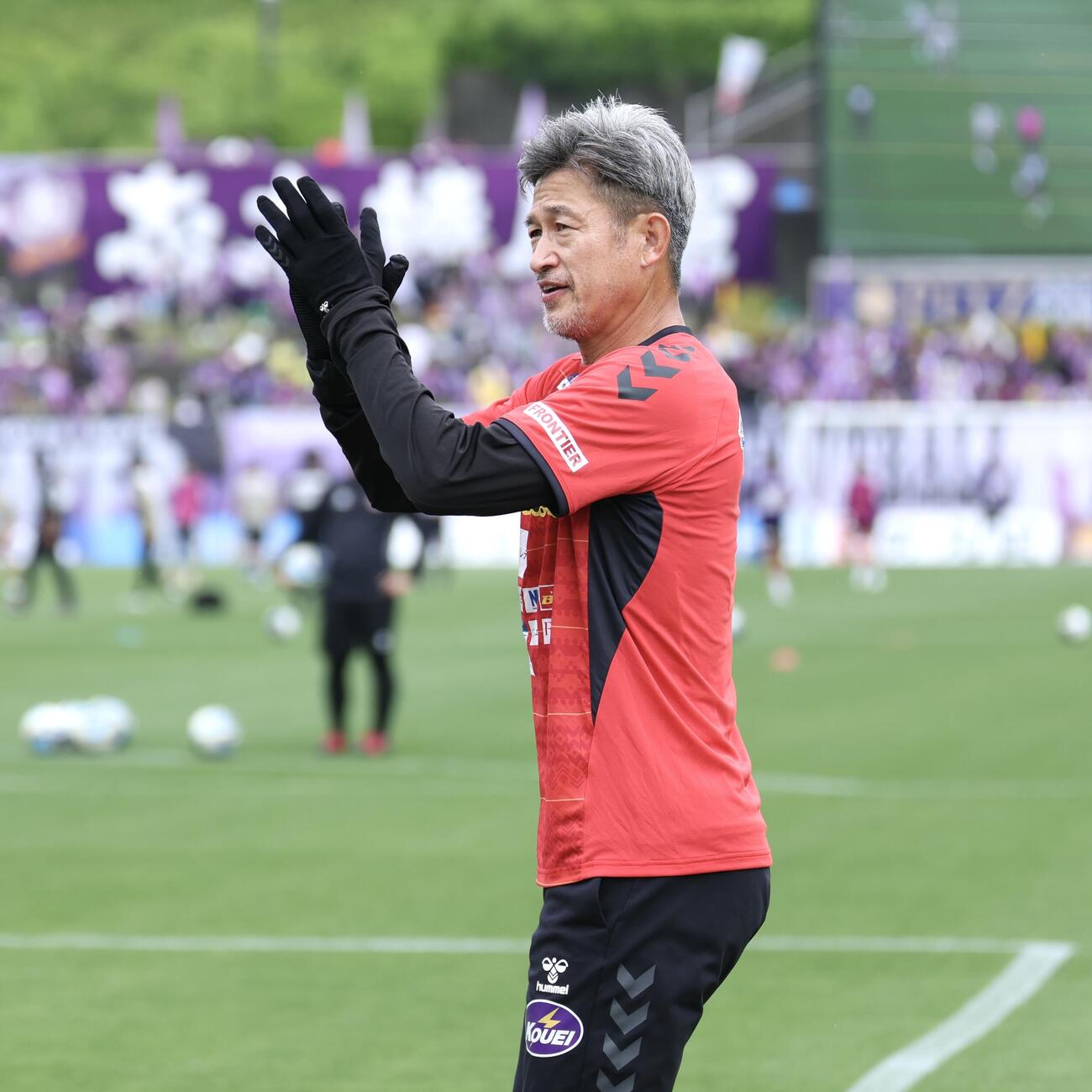 明治安田J2・J3百年構想リーグ　藤枝対福島　試合前、サポーターの声援に応える福島カズ（撮影・宮地輝）