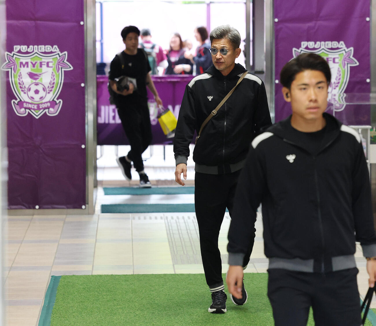 明治安田J2・J3百年構想リーグ　藤枝対福島　スタジアム入りする福島カズ（撮影・宮地輝）