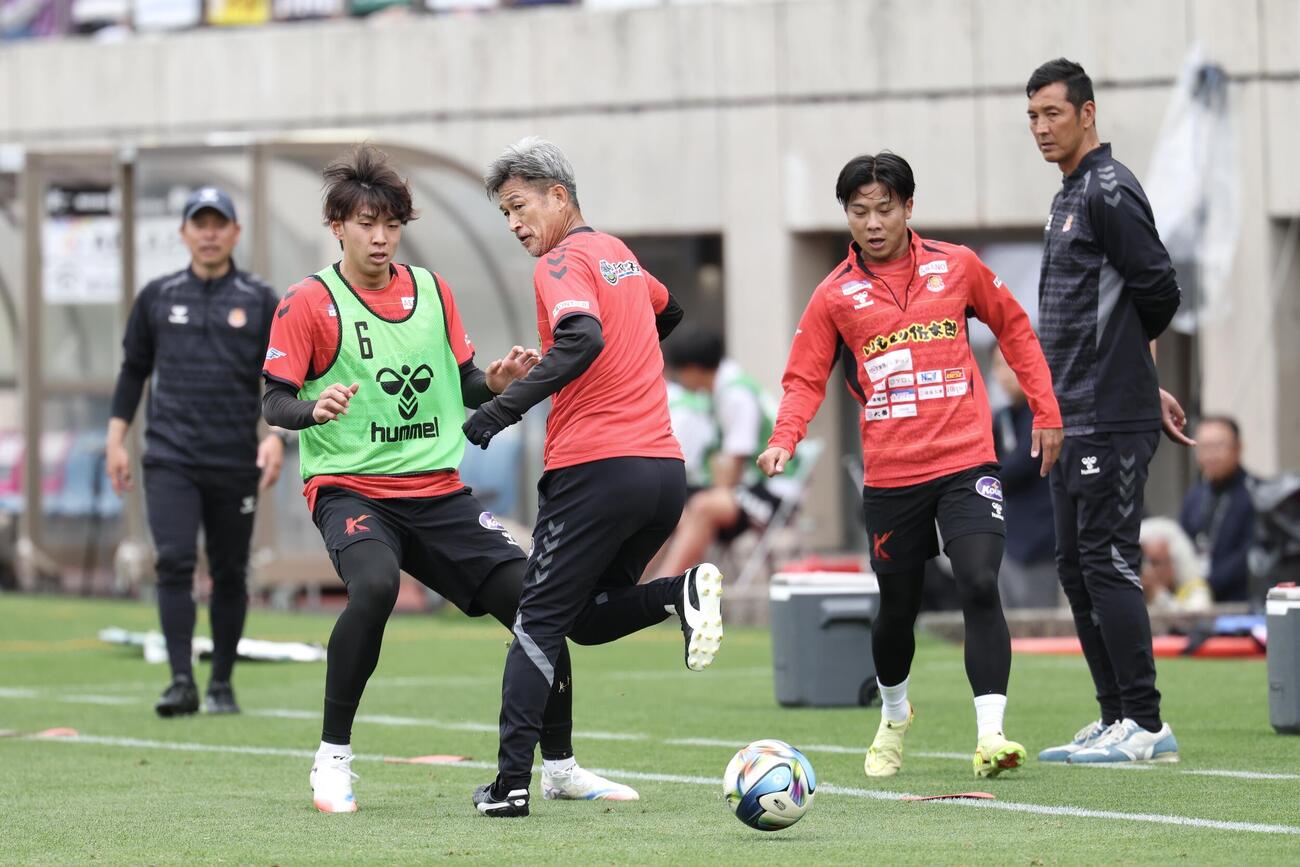 明治安田J2・J3百年構想リーグ　藤枝対福島　福島寺田周平監督（右）が見つめる前で試合前練習に臨むカズ（撮影・宮地輝）