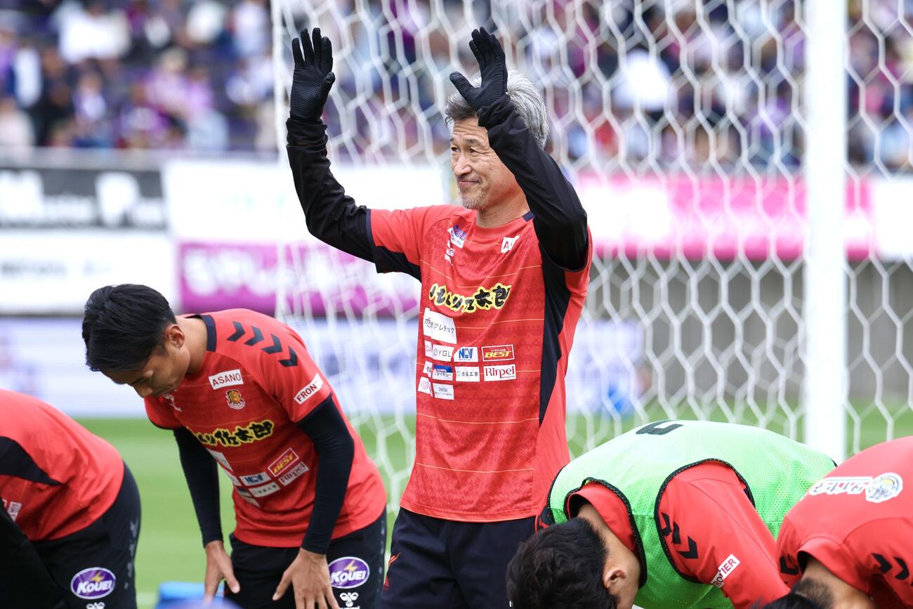 明治安田J2・J3百年構想リーグ　藤枝対福島　試合前、サポーターの声援に応える福島カズ（撮影・宮地輝）