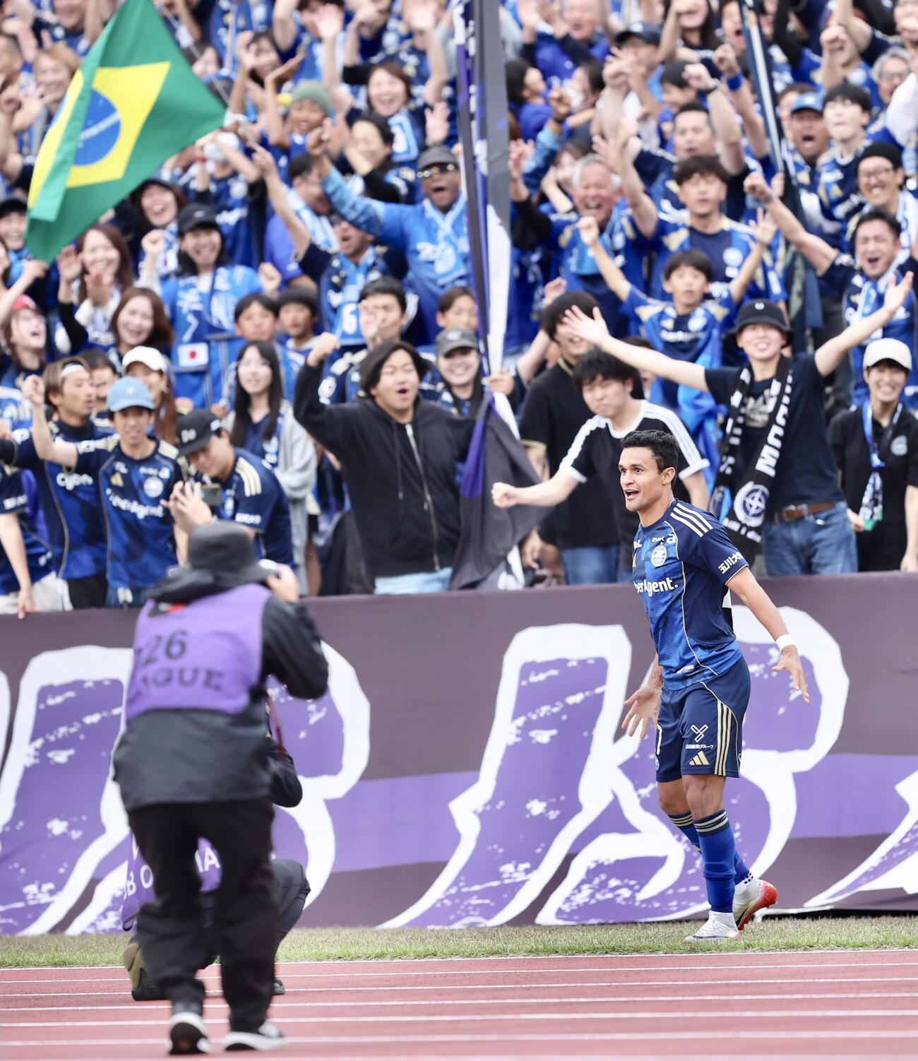 町田対横浜　後半、先制ゴールを決め、サポーターと喜ぶ町田エリキ（右）（撮影・河田真司）