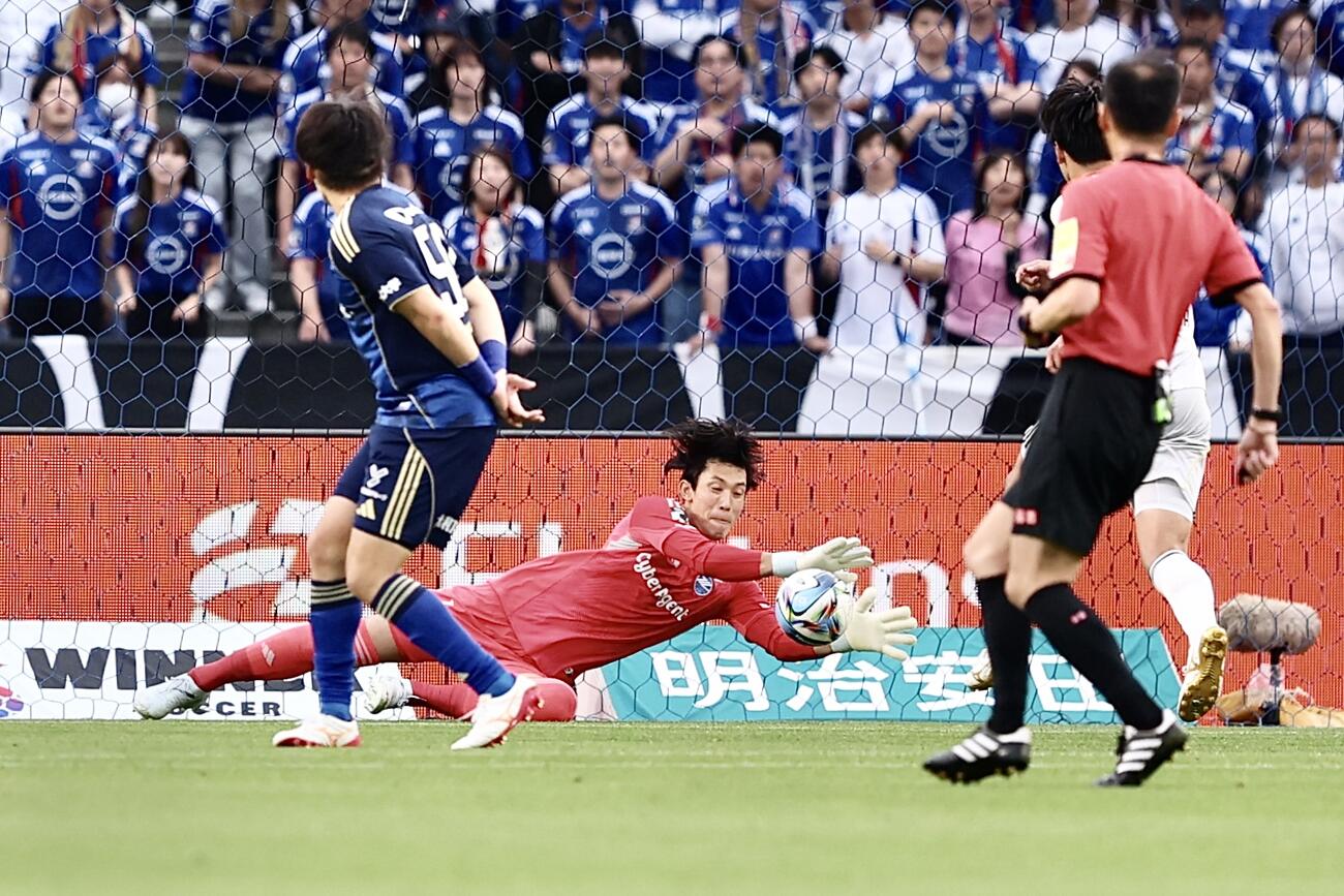 町田対横浜　後半、シュートボールを止める町田GK谷晃生（撮影・河田真司）