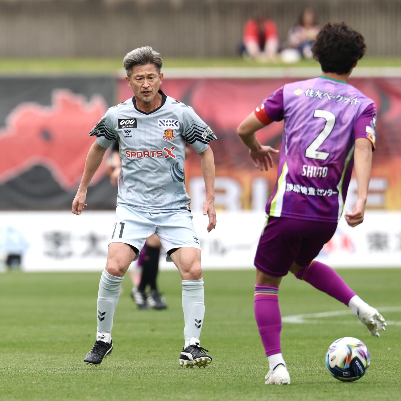 藤枝対福島　前半、プレスをかける福島カズ（撮影・宮地輝）