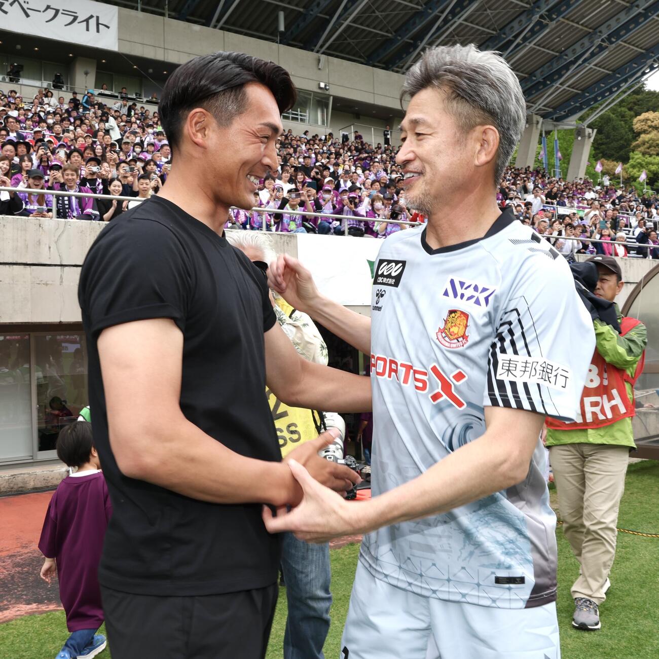 明治安田J2・J3百年構想リーグ　藤枝対福島　試合前、笑顔で握手を交わす藤枝槙野智章監督（左）と福島カズ（撮影・宮地輝）