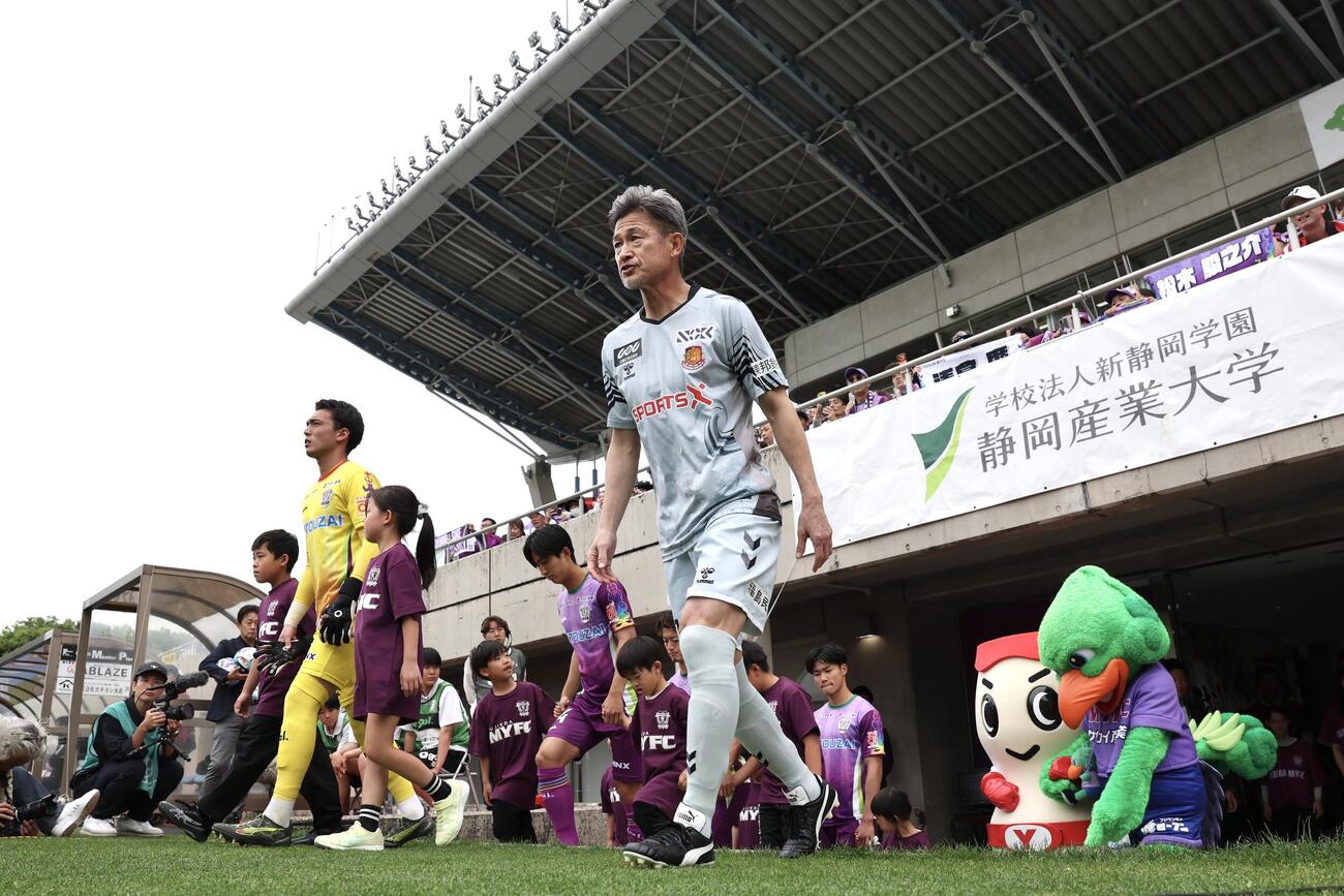 明治安田J2・J3百年構想リーグ　藤枝対福島　ピッチに入場する福島カズ（撮影・宮地輝）