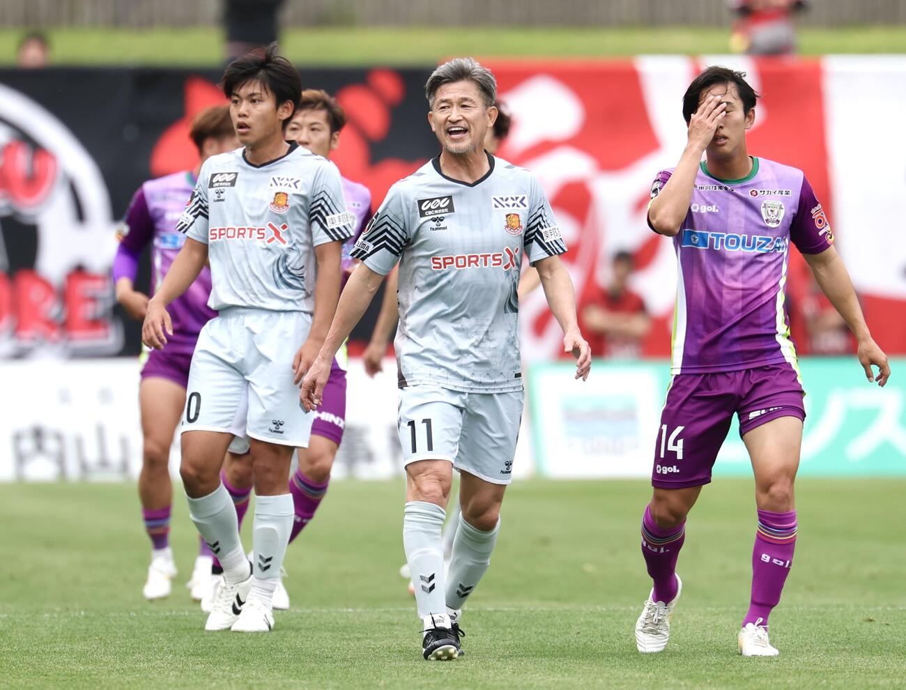 明治安田J2・J3百年構想リーグ　藤枝対福島　前半、声を出す福島カズ（撮影・宮地輝）