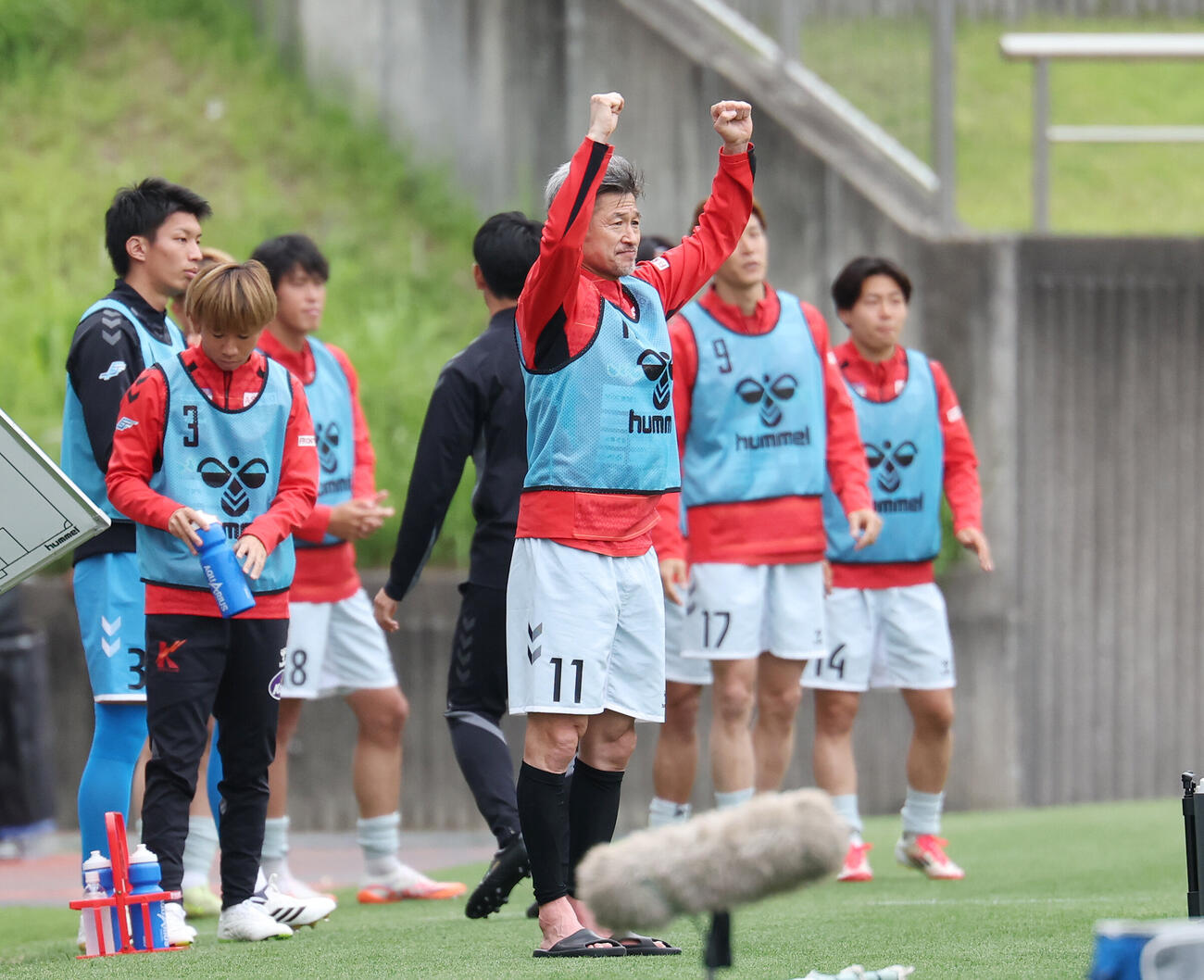 明治安田J2・J3百年構想リーグ　藤枝対福島　前半、福島岡田優希がPKを決め喜ぶカズ（撮影・宮地輝）