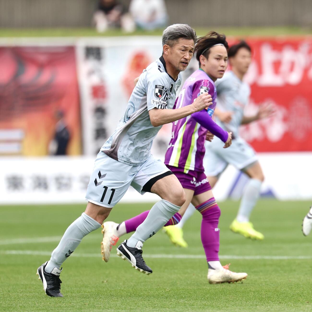 明治安田J2・J3百年構想リーグ　藤枝対福島　前半、走る福島カズ（撮影・宮地輝）