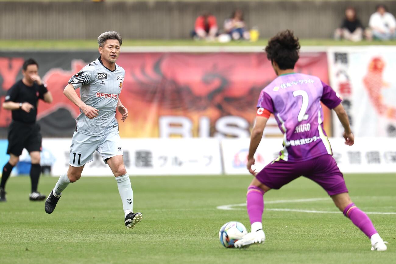 明治安田J2・J3百年構想リーグ　藤枝対福島　前半、プレスをかける福島カズ（撮影・宮地輝）