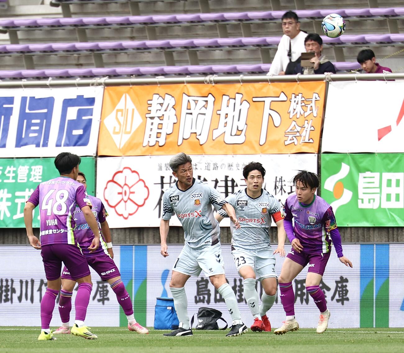 明治安田J2・J3百年構想リーグ　藤枝対福島　前半、プレーする福島カズ（撮影・宮地輝）