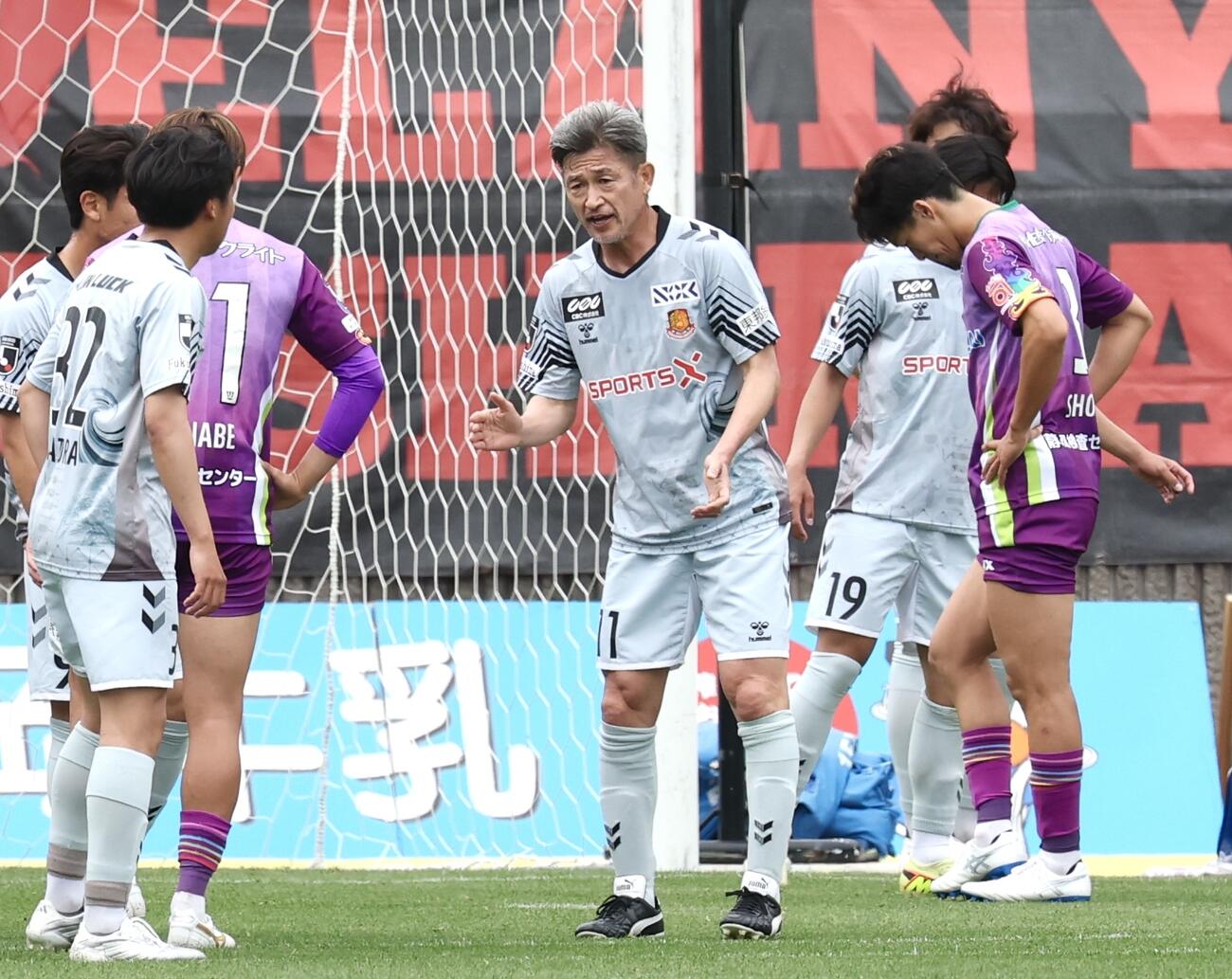 藤枝対福島　前半、チームメートを鼓舞する福島カズ（撮影・宮地輝）