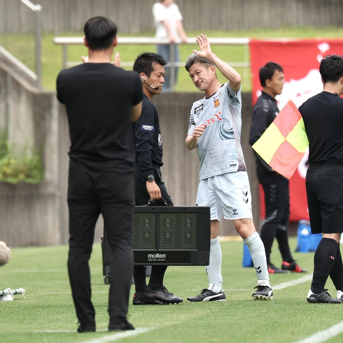 明治安田J2・J3百年構想リーグ　藤枝対福島　前半、途中交代する福島カズ（撮影・宮地輝）