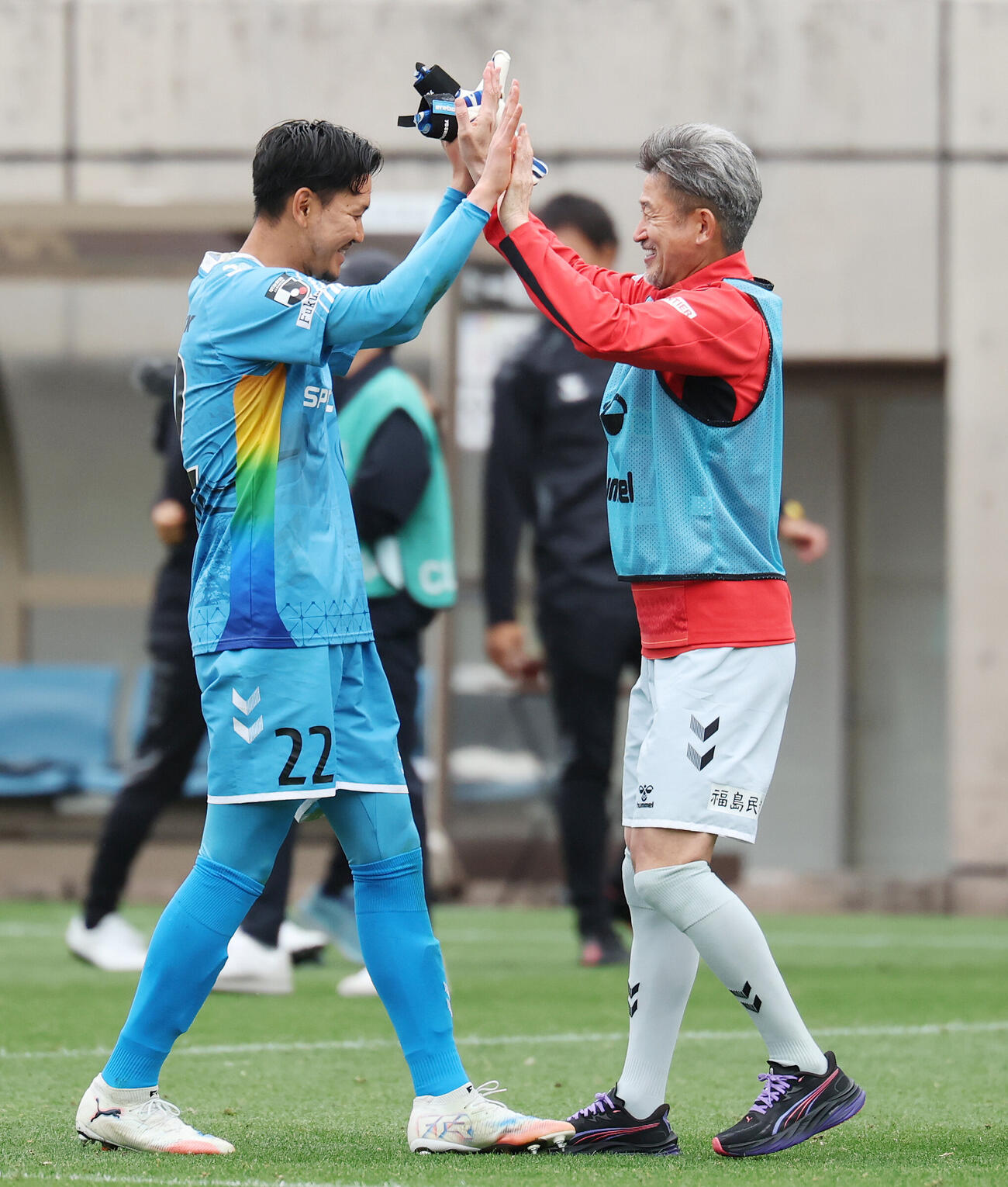 明治安田J2・J3百年構想リーグ　藤枝対福島　PK戦でシュートを止め勝利した福島GK吉丸絢梓（左）と笑顔でハイタッチするカズ（撮影・宮地輝）