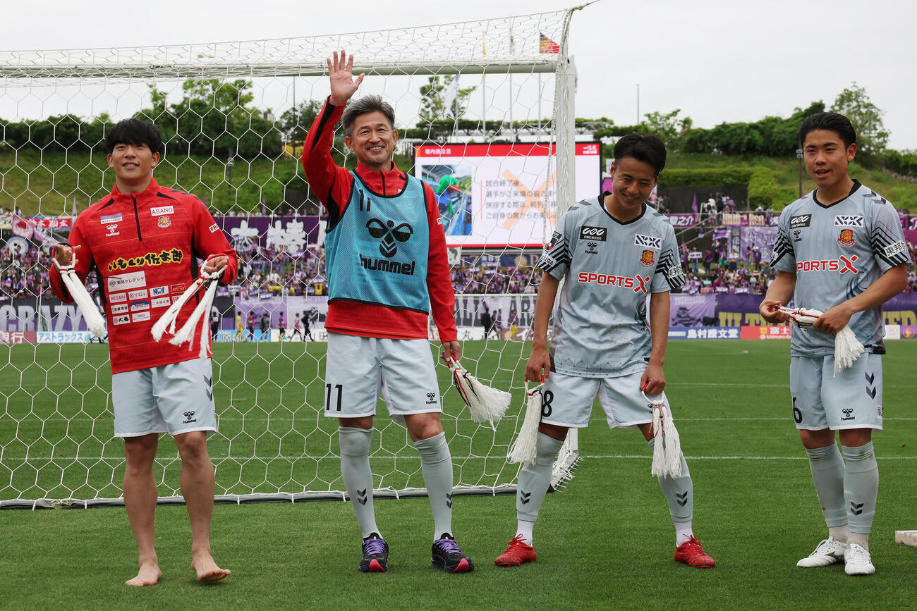 明治安田J2・J3百年構想リーグ　藤枝対福島　PK戦で勝利しサポーターに手を振る福島カズ（中央左）（撮影・宮地輝）