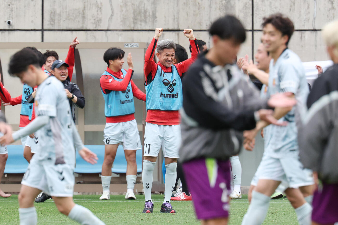 藤枝対福島　PK戦で勝利し喜ぶ福島カズ（撮影・宮地輝）