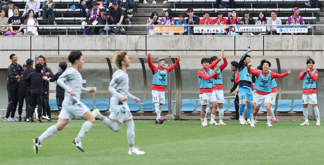 明治安田J2・J3百年構想リーグ　藤枝対福島　PK戦で勝利し喜ぶ福島カズ（中央）ら（撮影・宮地輝）