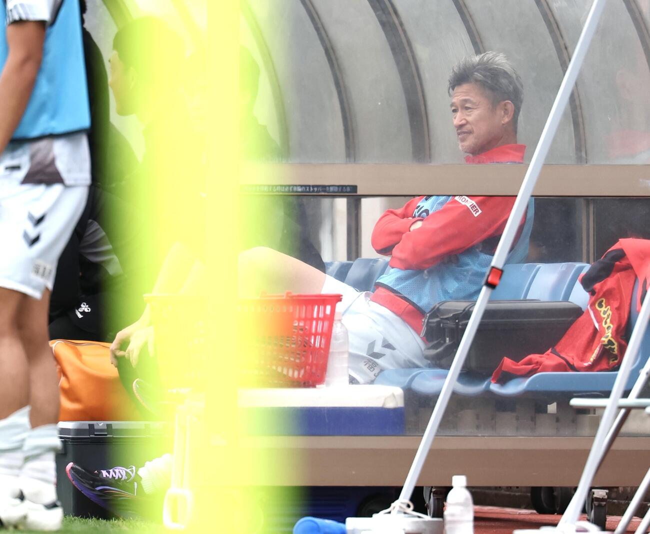 明治安田J2・J3百年構想リーグ　藤枝対福島　後半、ベンチから戦況を見つめる福島カズ（撮影・宮地輝）