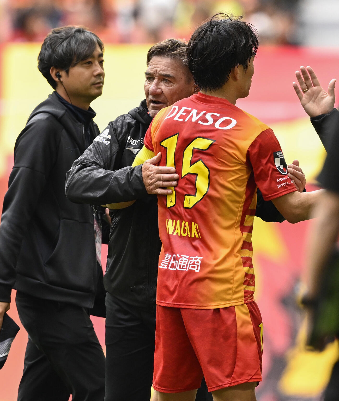 G大阪に勝利し、稲垣（右）を迎える名古屋ペトロビッチ監督（共同）