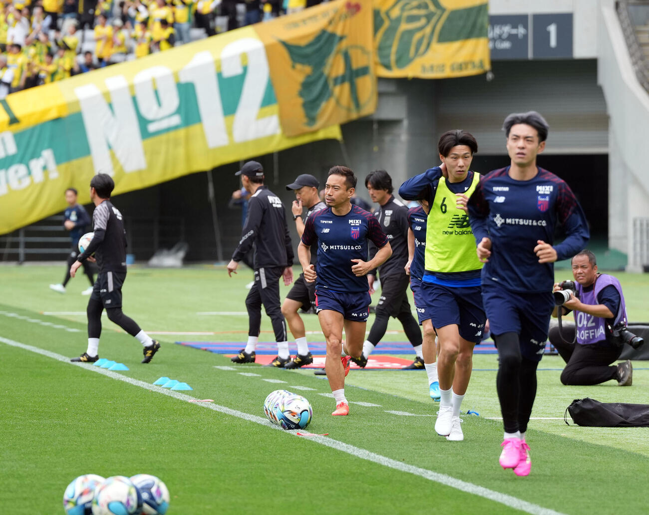 グラウンドに姿を見せた東京長友佑都（撮影・たえ見朱実）
