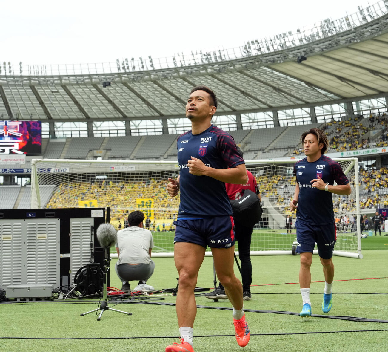 グラウンドに姿を見せた東京長友佑都（撮影・たえ見朱実）