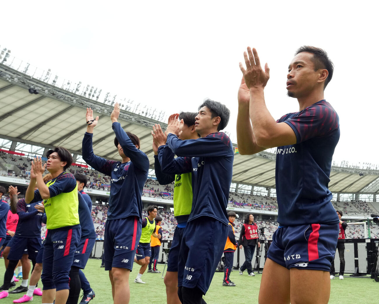 サポーターにあいさつをする東京長友佑都（撮影・たえ見朱実）
