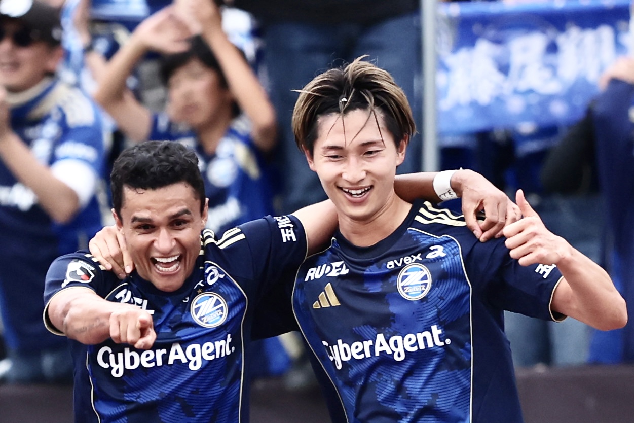 町田対横浜　後半、ゴールを決め、エリキ（左）に迎えられる町田藤尾翔太（撮影・河田真司）