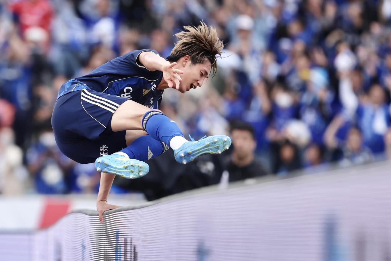 町田対横浜　後半、ゴールを決め、サポーターの元に向かう町田藤尾翔太（撮影・河田真司）