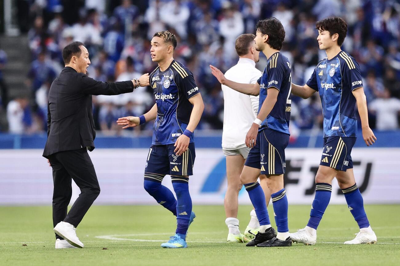 町田対横浜　横浜に勝利し、選手たちを迎える町田黒田剛監督（左）（撮影・河田真司）