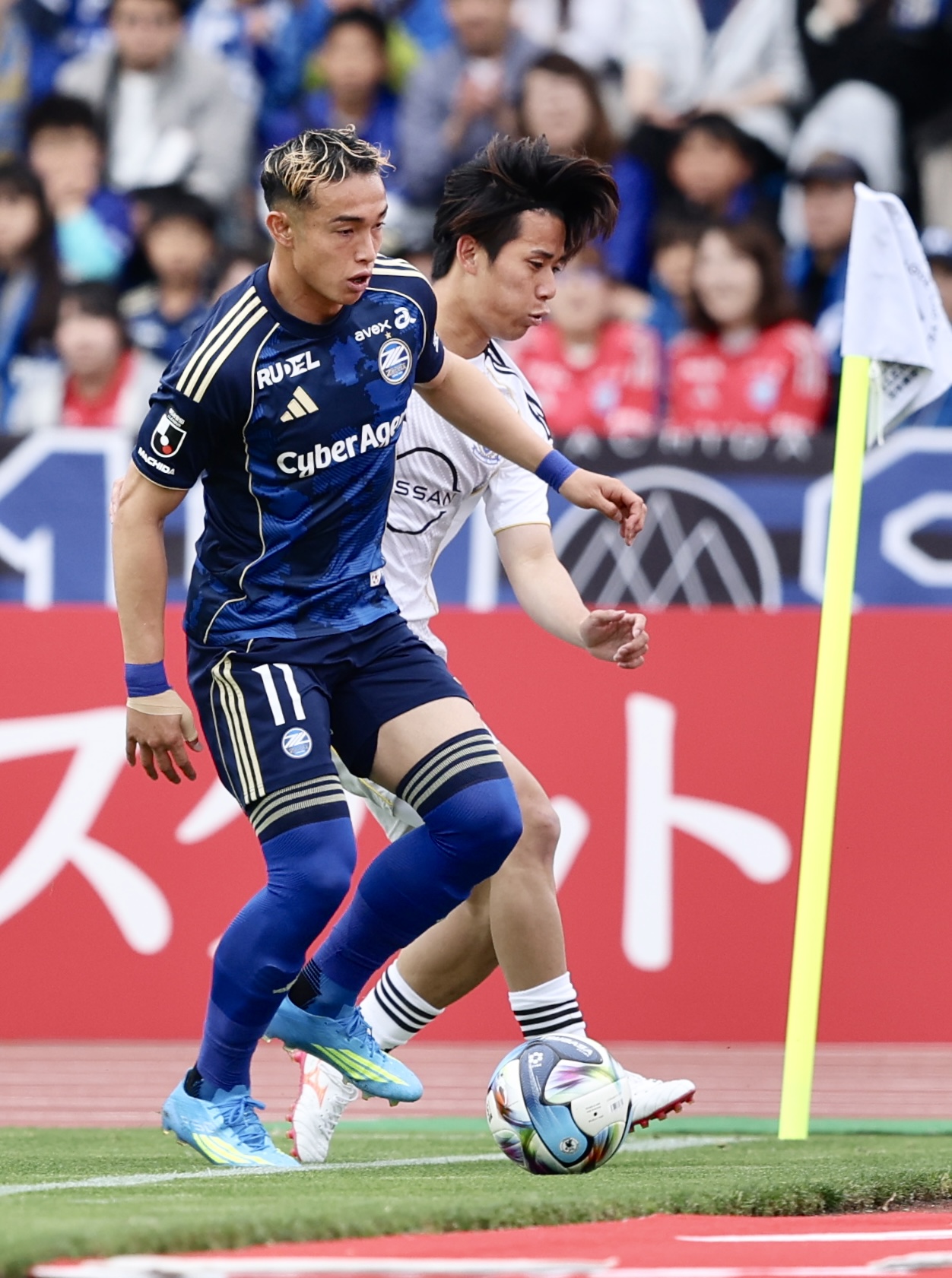 町田対横浜　前半、競り合う町田増山朝陽（左）と横浜近藤友喜（撮影・河田真司）