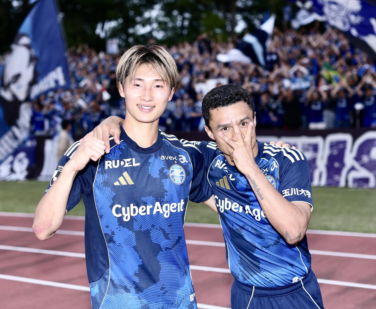 町田対横浜　横浜に勝利し、写真に納まる町田藤尾翔太（左）とエリキ（撮影・河田真司）