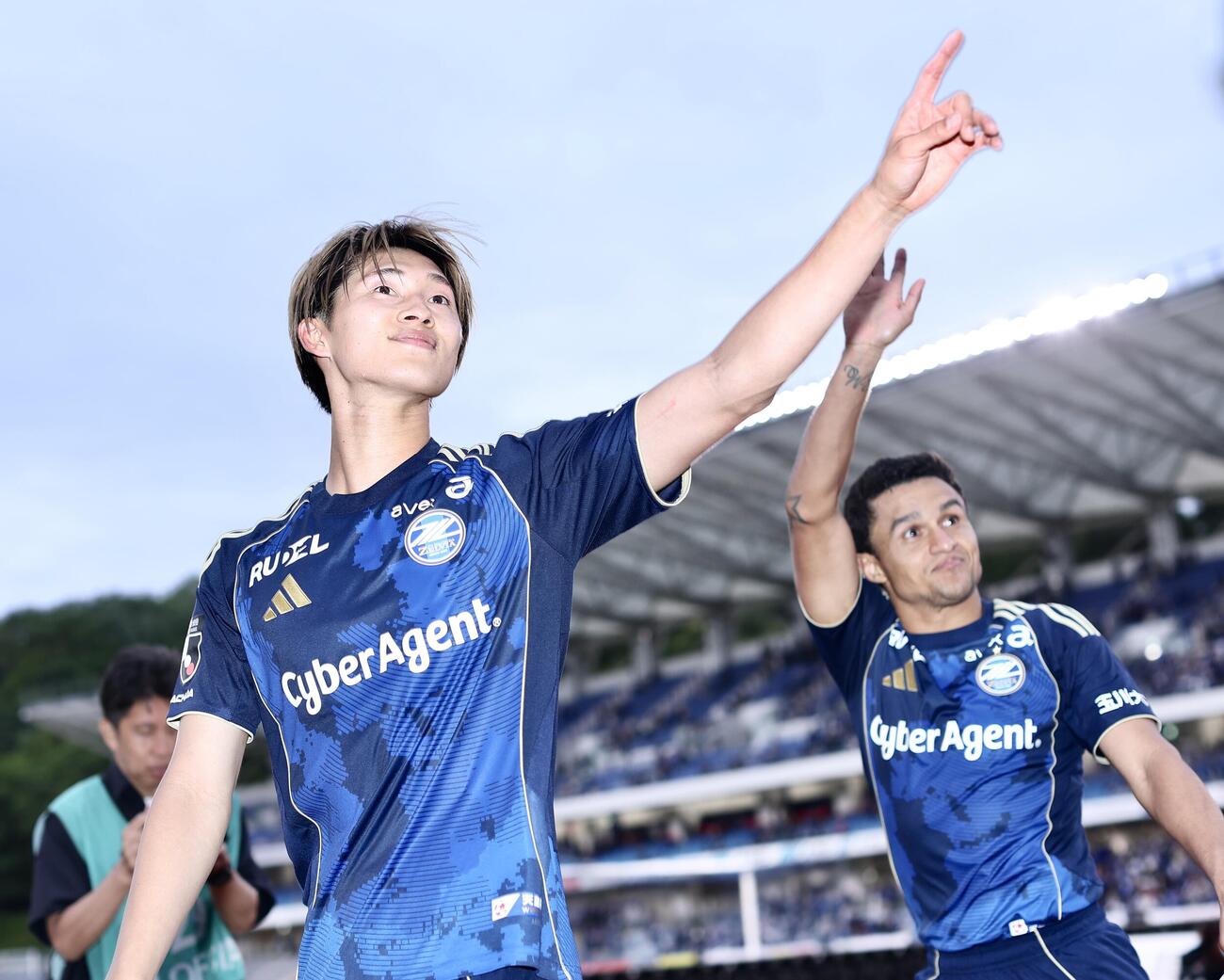 町田対横浜　横浜に勝利し、サポーターの声援に答えながら引き揚げる町田藤尾翔太（左）とエリキ（撮影・河田真司）