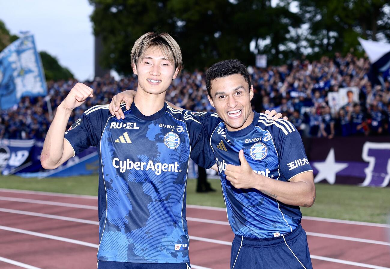 町田対横浜　横浜に勝利し、写真に納まる町田藤尾翔太（左）とエリキ（撮影・河田真司）