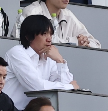 町田対横浜　試合を視察する日本代表中村俊輔コーチ（撮影・河田真司）