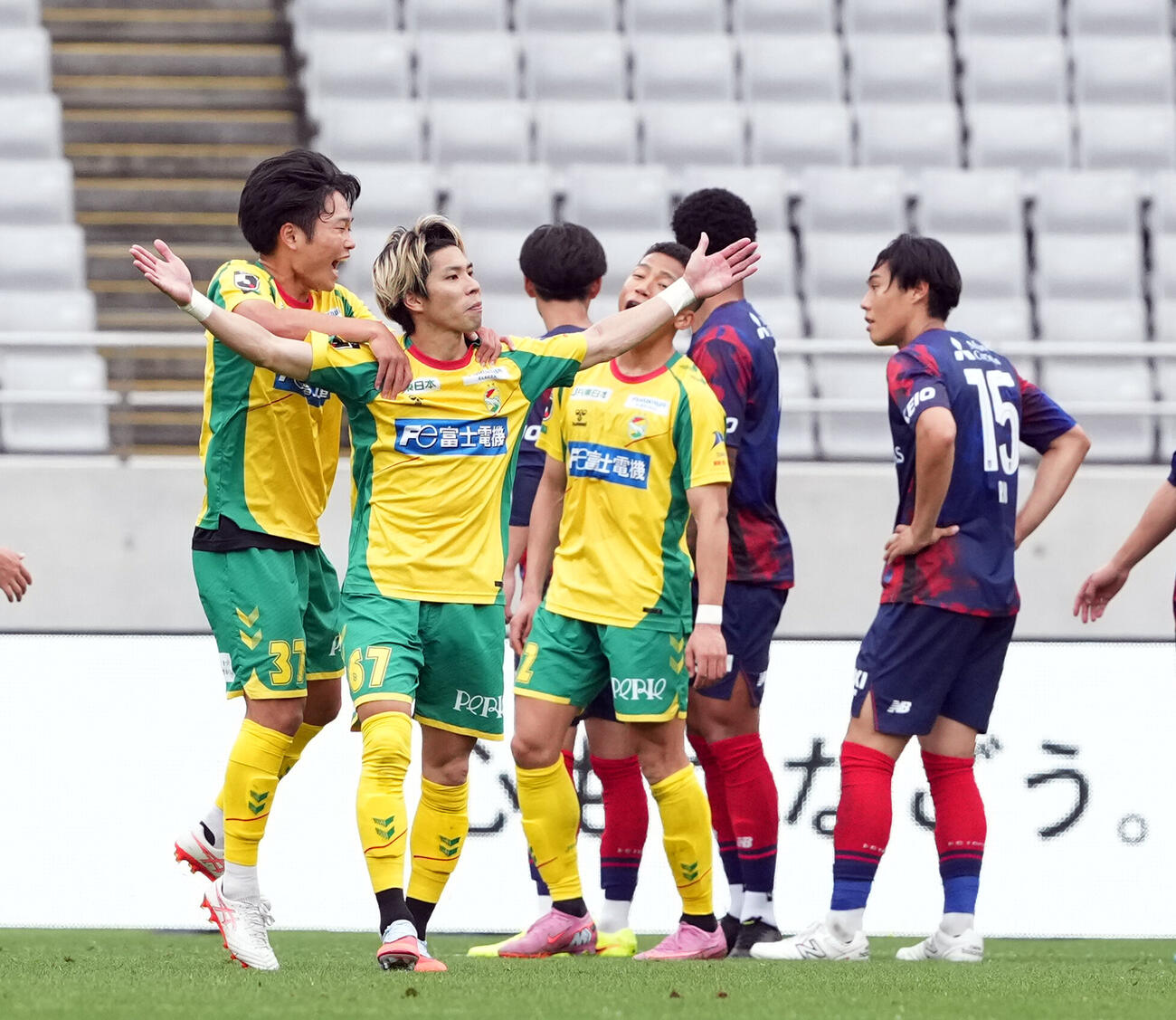 東京対千葉　後半、FKでゴールを決める7た葉日高大（左から2人目）（撮影・たえ見朱実）
