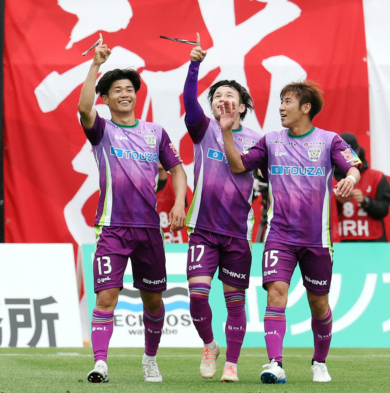 明治安田J2・J3百年構想リーグ　藤枝対福島　前半、ゴールを決めチームメートと喜ぶ藤枝中村優斗（左）（撮影・宮地輝）