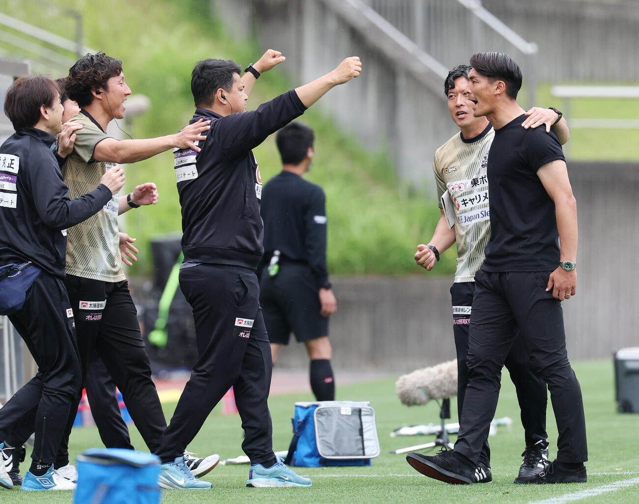 明治安田J2・J3百年構想リーグ　藤枝対福島　前半、藤枝中村優斗がゴールを決めコーチと喜ぶ槙野智章監督（撮影・宮地輝）
