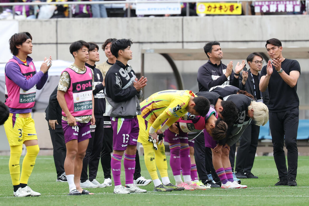 明治安田J2・J3百年構想リーグ　藤枝対福島　PK戦で敗れサポーターにあいさつする藤枝槙野智章監督（右端）と選手たち（撮影・宮地輝）