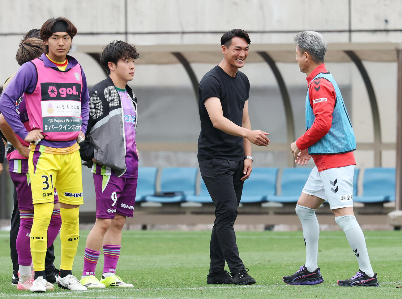 明治安田J2・J3百年構想リーグ　藤枝対福島　試合後、福島カズ（右）と言葉を交わす藤枝槙野智章監督（撮影・宮地輝）