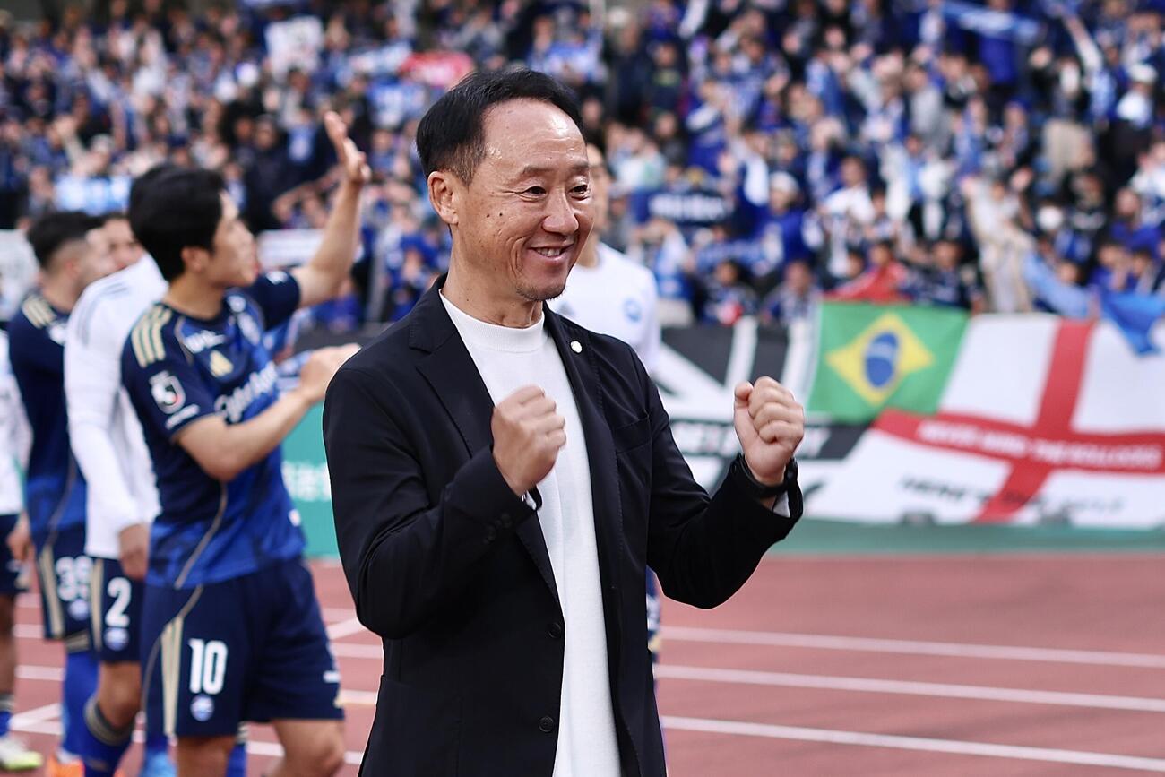 町田対横浜　横浜に勝利し、ガッツポーズする町田黒田剛監督（撮影・河田真司）
