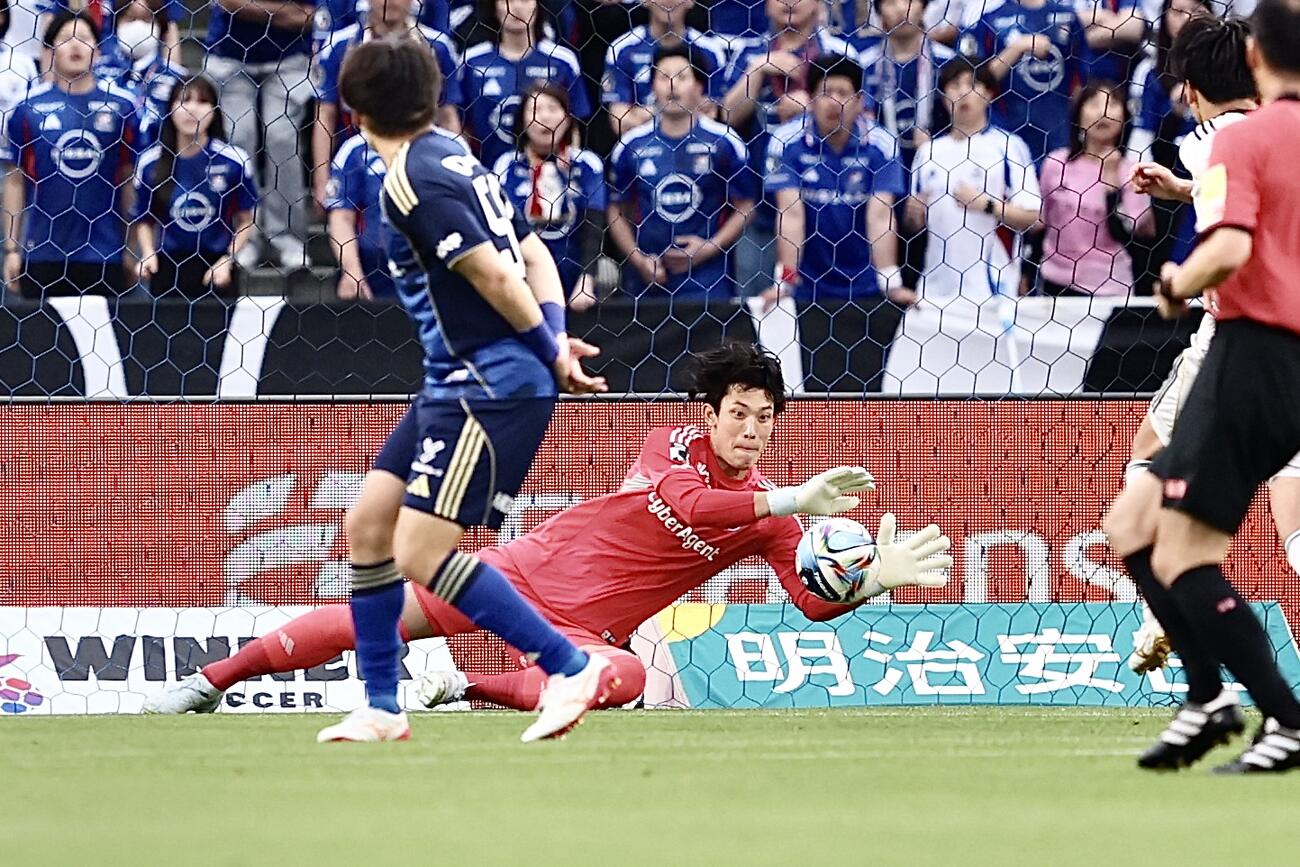町田対横浜　後半、シュートボールを止める町田GK谷晃生（撮影・河田真司）