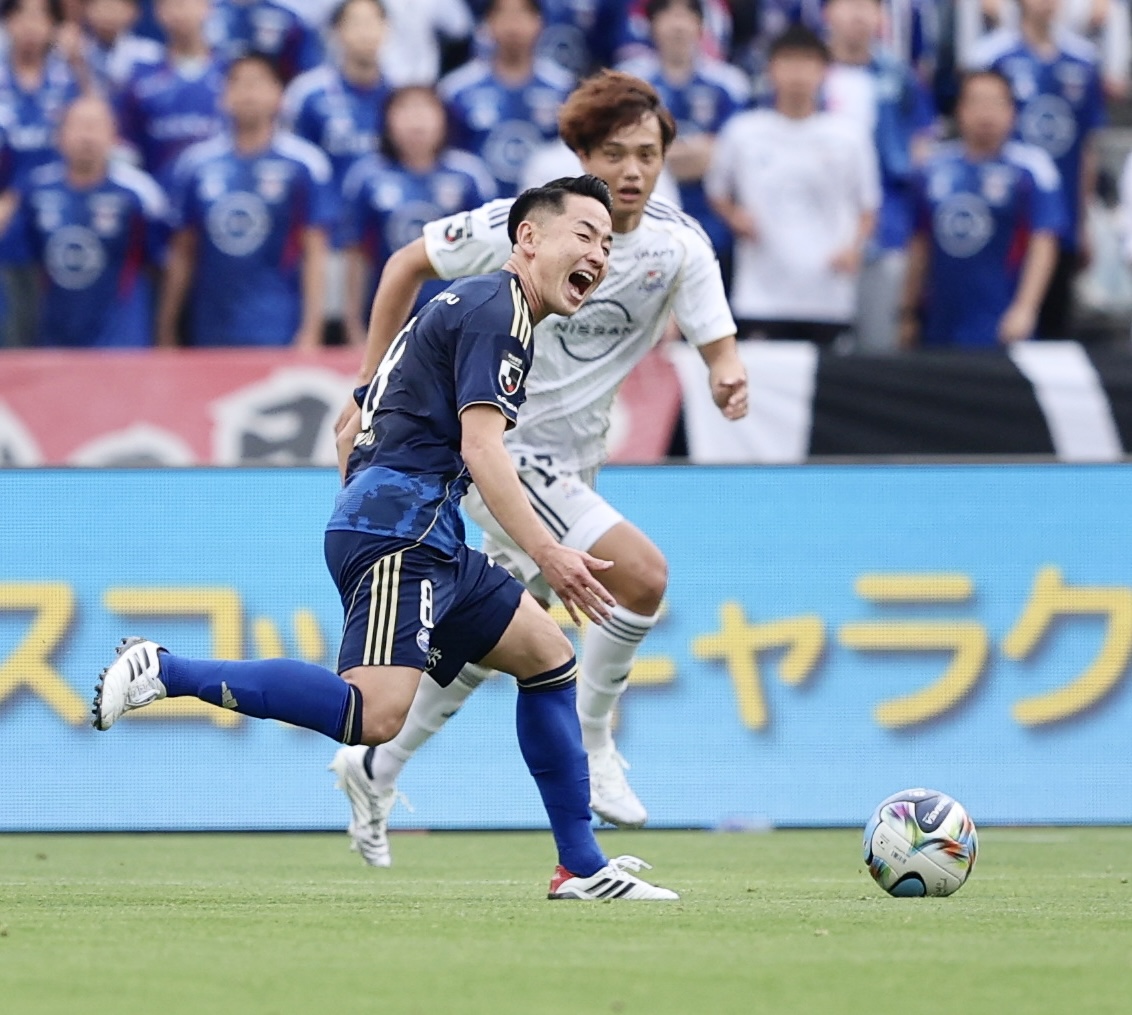町田対横浜　前半、競り合う町田仙頭啓矢（撮影・河田真司）