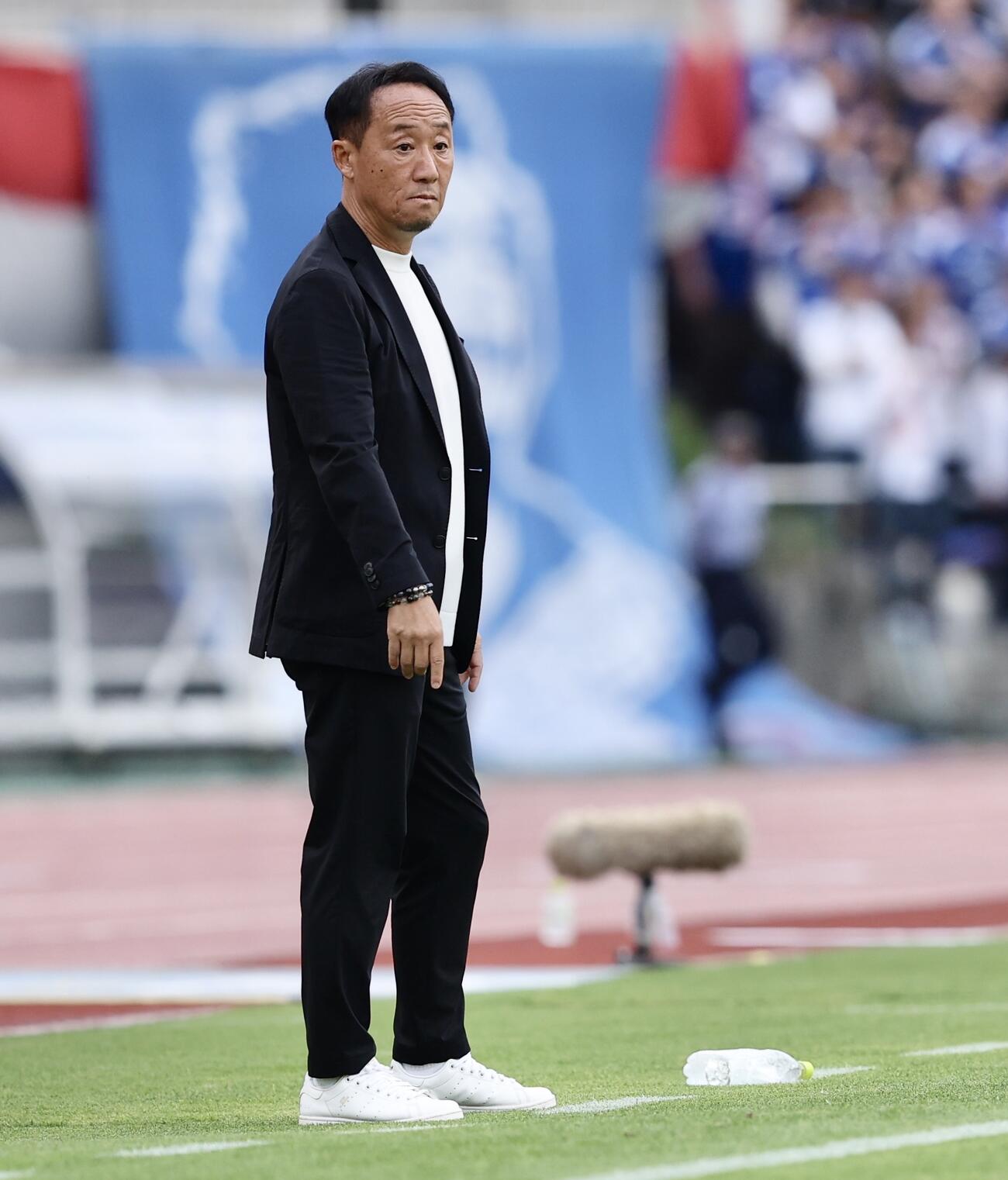 町田対横浜　前半、戦況を見守る町田黒田剛監督（撮影・河田真司）