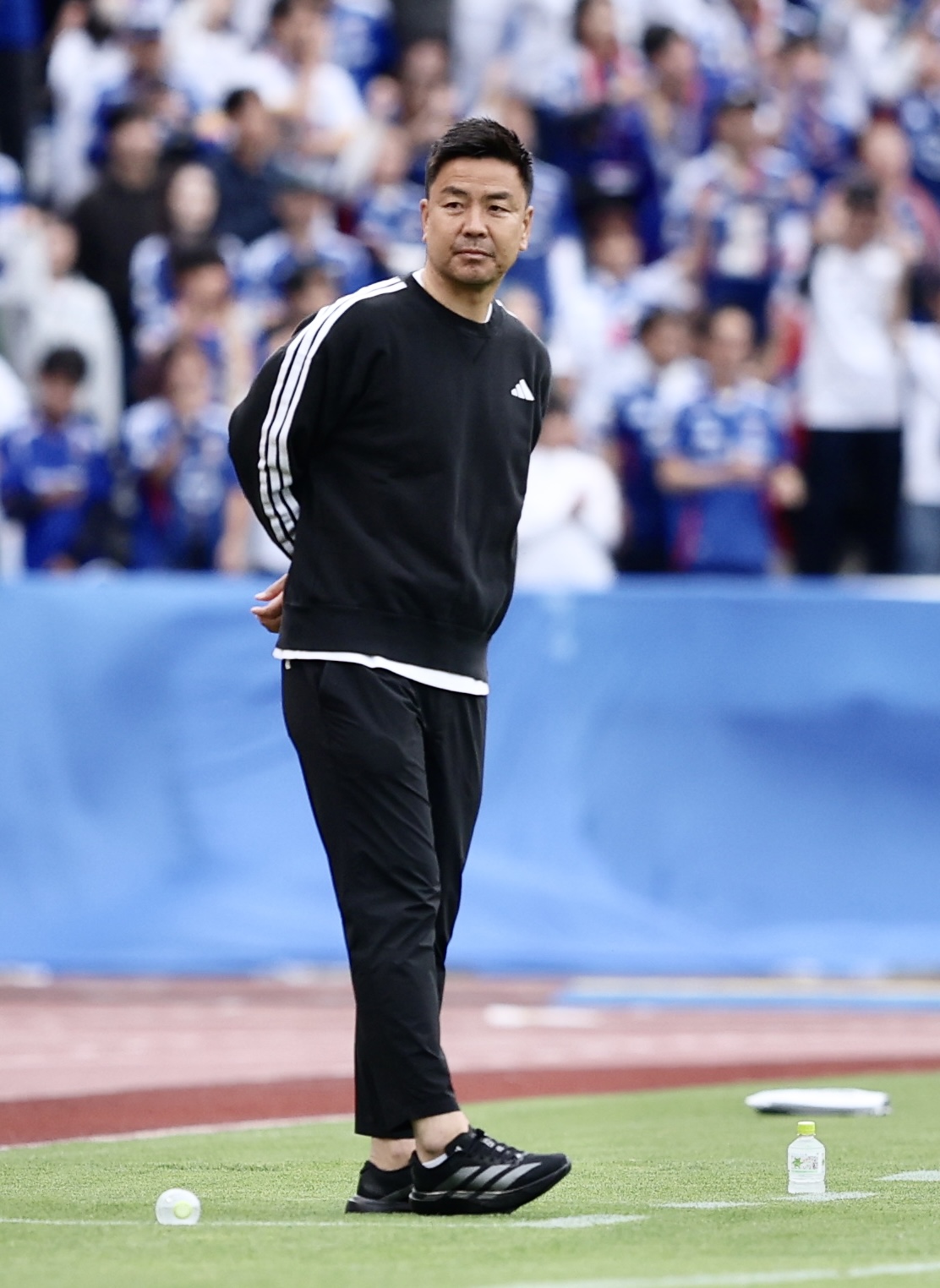 町田対横浜　前半、戦況を見守る横浜大島秀夫監督（撮影・河田真司）
