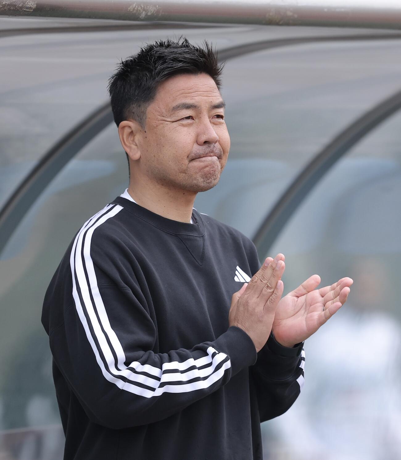 町田対横浜　開始前、ピッチを見つめる横浜大島秀夫監督（撮影・河田真司）