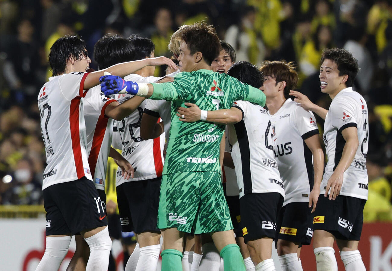 柏に競り勝ち喜ぶ浦和イレブン＝三協F柏（共同）