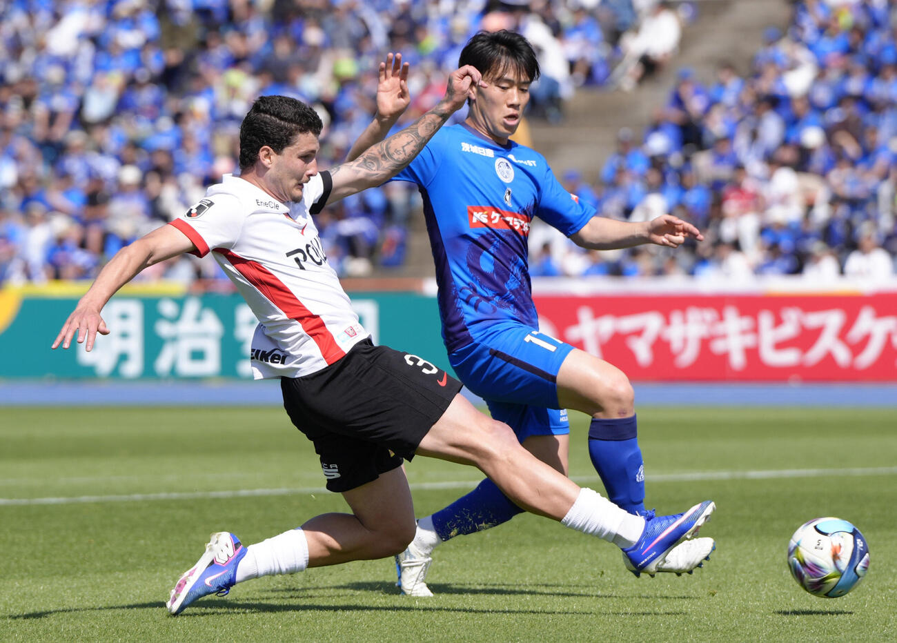 水戸－浦和　前半、ゴールを狙う浦和・ダニーロボザ（左）＝Ksスタ（共同）