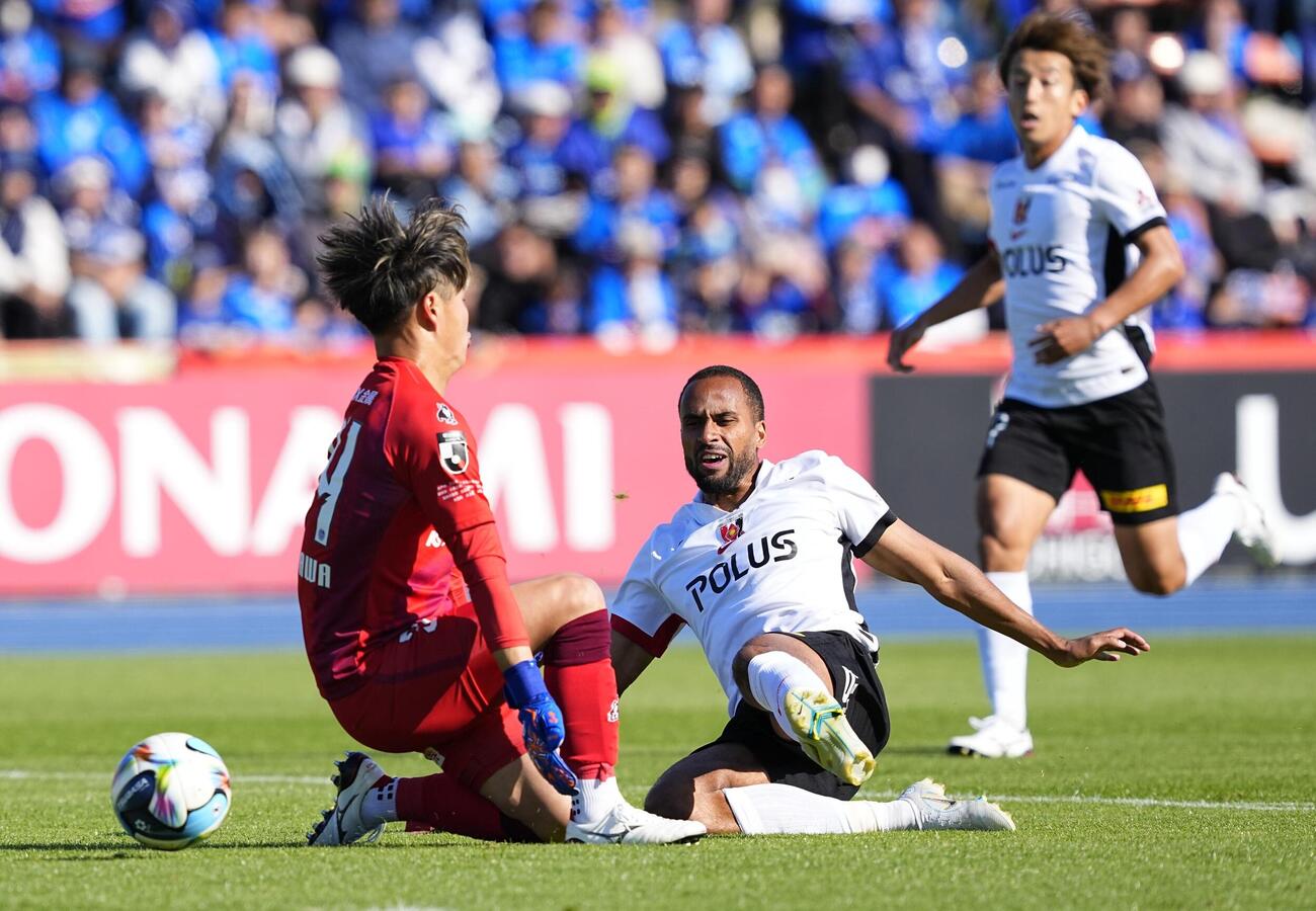 水戸－浦和　後半、チーム3点目のゴールを決める浦和・キーセテリン（中央）。GK西川＝Ksスタ（共同）